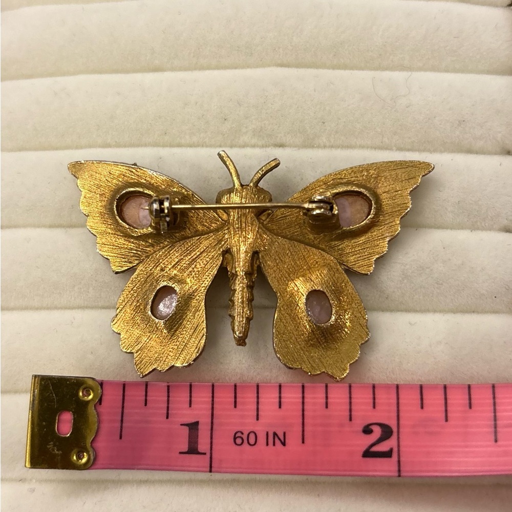 Vintage BUTTERFLY Pin Brooch Pink Oval Cabochon Stones Etched Gold Tone Cottage - Picture 3 of 6